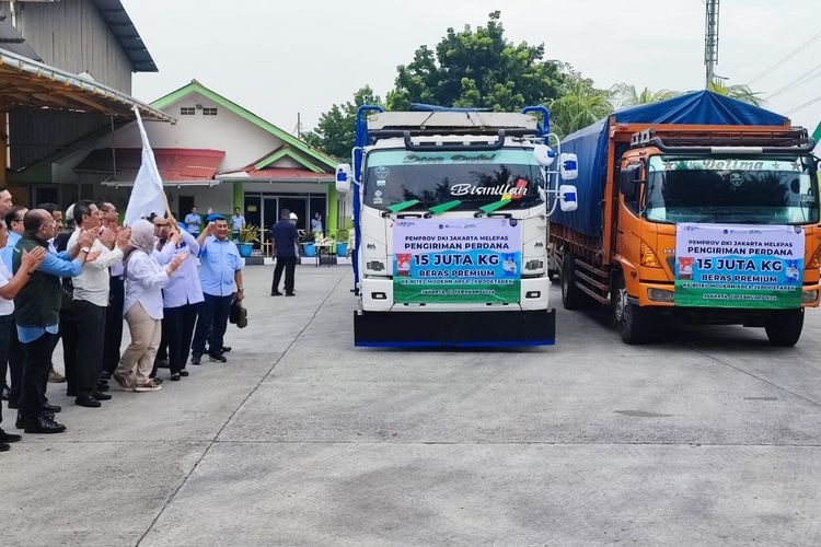 Pemprov DKI Jakarta melepas pengiriman 15 juta kilogram beras ke ritel-ritel modern di Jabodetabek di Pasar Induk Beras Cipinang, Pulogadung, Jakarta Timur, Rabu (21/2/2024).