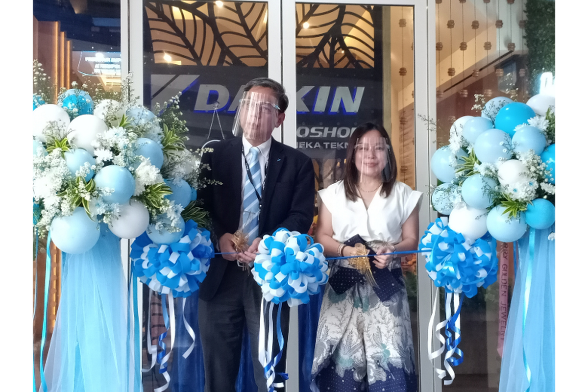 President Director PT Daikin Airconditioning Indonesia Ching Khim Huat (kiri) dan Owner PT Tetra Aneka Teknik Avi pada peresmian Daikin Showroom Proshop PT Tetra Aneka Teknik di Golf Island, PIK 2. 