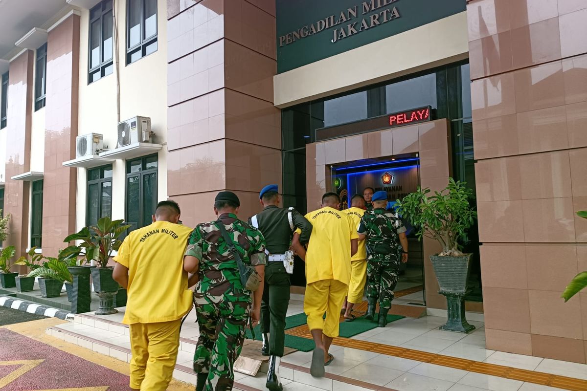 Oknum Paspampres pembunuh Imam Masykur tiba di Pengadilan Militer II-08 Jakarta, Cakung, Jakarta Timur, Senin (4/12/2023).