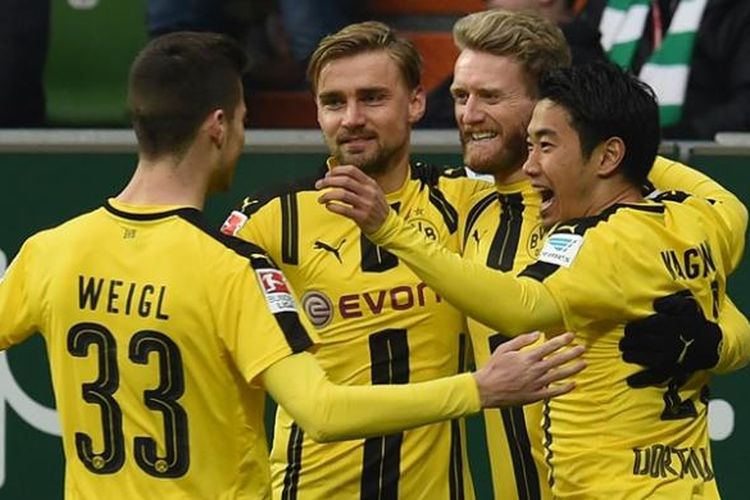 Gelandang Borussia Dortmund, Andre Schuerrle (2 dari kanan), mendapat sambutan dari Shinji Kagawa (kanan), Marcel Schmelzer (2 dari kiri) dan Julian Weigl (kiri), setelah mencetak gol ke gawang Werder Bremen dalam laga Bundesliga di Bremen, Sabtu (21/1/2017).