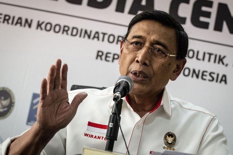 Menteri Koordinator Bidang Politik Hukum dan Keamanan (Menkopolhukam) Wiranto memberikan keterangan pers tentang situasi keamanan terkait penetapan hasil rekapitulasi Pemilu 2019, di Kemenko Polhukam, Jakarta, Selasa (21/5/2019). Wiranto mengatakan terdapat rencana inskonstitusional dalam agenda aksi unjuk rasa pada Rabu (22/5/2019) untuk menolak hasil rekapitulasi suara Pilpres 2019 yang dilakukan KPU. ANTARA FOTO/Aprillio Akbar/nz.
