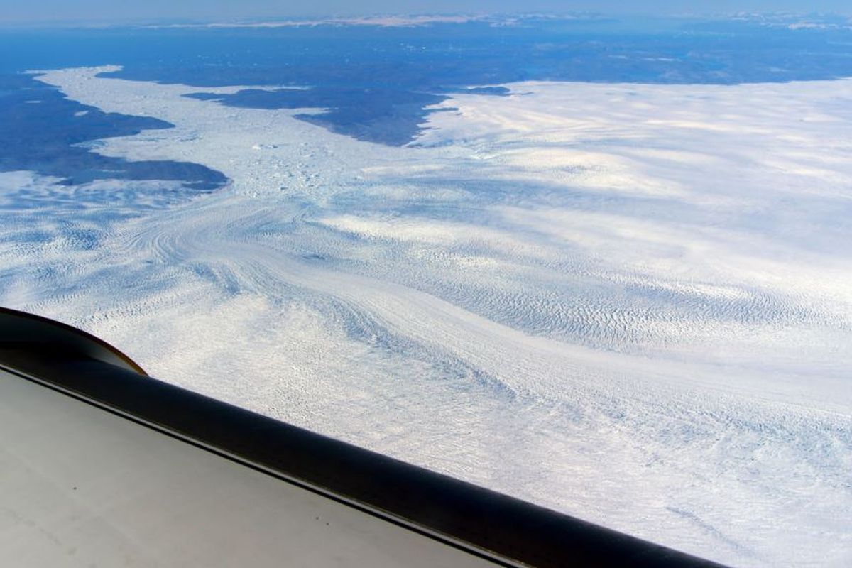 Gletser Jakobshavn diambil dari pesawat riset NASA di Greenland.