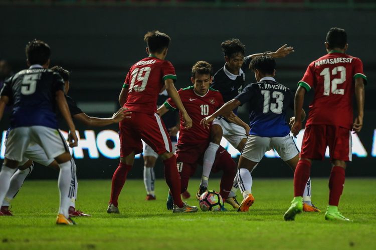 Pemain timnas Indonesia U-19 Egy Maulana Vikri berebut bola dengan pemain timnas Kamboja U-19 di Stadion Patriot Candrabaga, Bekasi, Jawa Barat, Rabu (4/10/2017). Timas Indonesia U-19 Menang 2-0 melawan Timnas Kamboja U-19.
