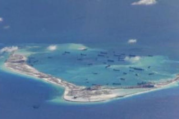 Kapal China tampak melakukan upaya reklamasi di sebuah pulau karang di Laut China Selatan