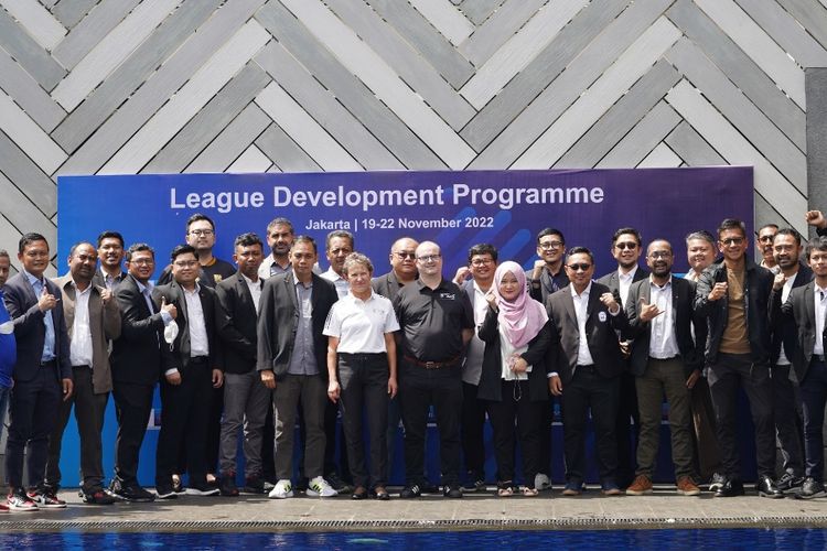 Foto bersama hari pertama pelaksanaan UEFA Assist Program di Jakarta, Sabtu (19/11/2022).