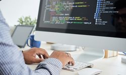 Jenjang Karier Software Engineer vs Programmer: Mana yang Lebih Menjanjikan?