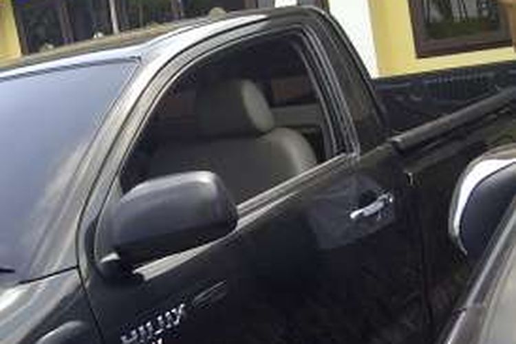 Mobil Toyota Hilux warba hitam nomor polisi BK 4850 TN, yang kacanya pecah saat parkir di Mapolres Pematangsiantar, Jumat (8/4/2016).