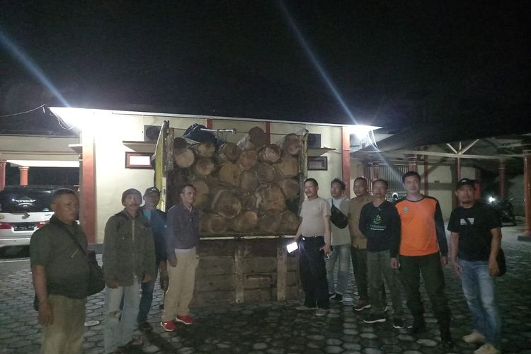 Truk beserta kayu jati saat diamankan petugas 