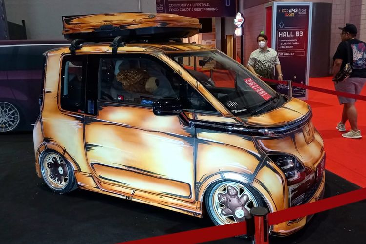 Modifikasi mobil listrik Wuling Air ev di Indonesia International Motor Show (IIMS) 2023