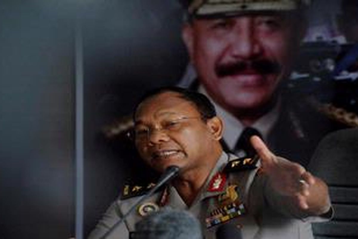 Kepala Divisi Humas Mabes Polri, Inspektur Jenderal Polisi Saut Usman Nasution, memberikan keterangan terkait penangkapan terduga teroris di Bali di Mabes Polri Jakarta, Senin (19/3/2012). Kelima terduga teroris yang ditembak mati karena melawan tersebut adalah HN (32), AG (30), UH, DD (27), dan M (30). Kelimanya merencanakan perampokan toko emas dan penukaran uang di Bali.