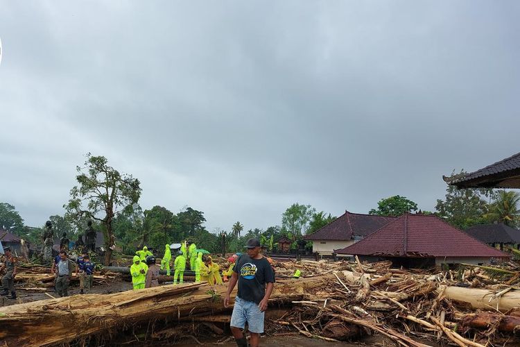 Material banjir bandang menutup akses jalan di Kecamatan Mendoyo, Kabupaten Jembrana, Provinsi Bali.