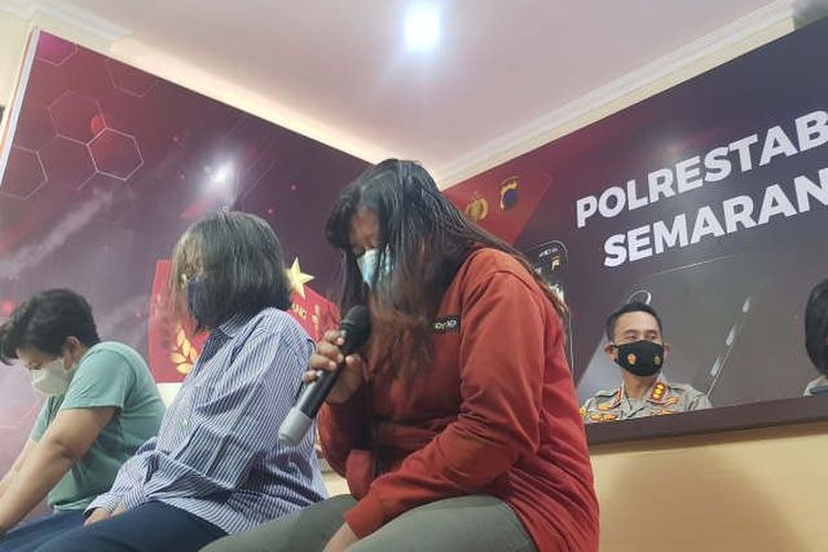 Tiga pelaku dugaan percobaan praktik joki vaksinasi saat pers rilis di Polrestabes Semarang, di Semarang, Rabu. 