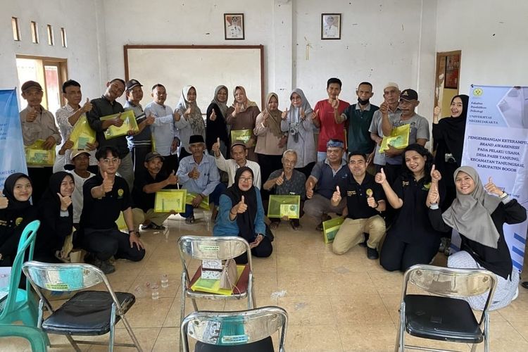 Tim dosen FPPsi UNJ melaksanakan Pengabdian kepada Masyarakat (PkM) dalam bentuk pelatihan e-commerce bagi pelaku UMKM Desa Pasirtanjung, Bogor (26/7/2023).