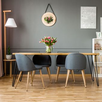 Ilustrasi ruang makan dengan nuansa warna abu-abu. 