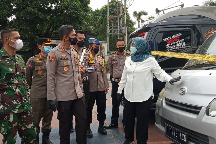 Satuan Lalu Lintas Polres Bogor, mengamankan delapan travel gelap yang membawa penumpang untuk mudik di wilayah perlintasan Kabupaten Bogor, Jawa Barat, Rabu (5/5/2021).