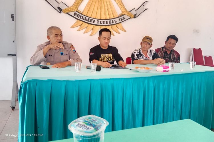 Suyanto (kedua dari kanan)  saat bertatap muka dengan pejabat kecamatan dan Kapolsek Sumoroto, Kompol Beny terkait penjarahan lima kwintal bawang merah miliknya. Namun Suyanto menolak menerima ganti rugi dari Pemkab Ponorogo.