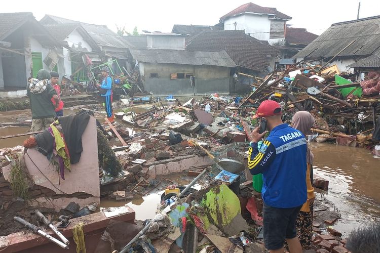 Rumah yang rusak akibat diterjang banjir bandang 