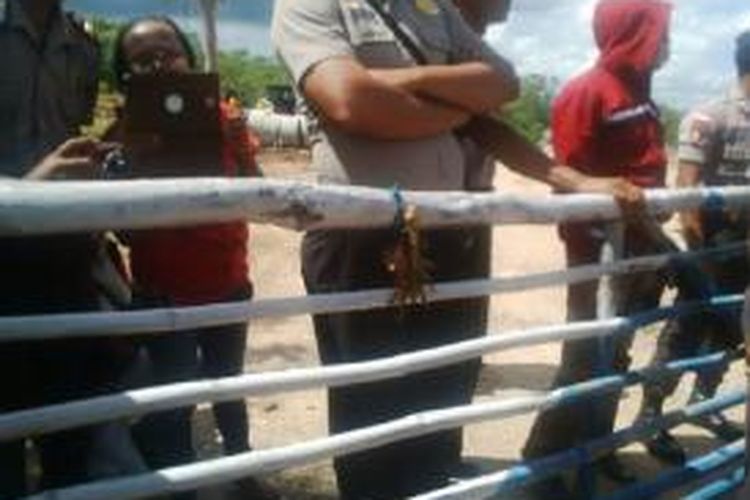 Warga 15 Suku di Kecamatan Insana, Kabupaten Timor Tengah Utara, Nusa Tenggara Timur, blokade tambang mangan PT Elgary Resources Indonesia dengan cara gantung kepala dan kaki ayam di pagar depan kantor perusahaan itu