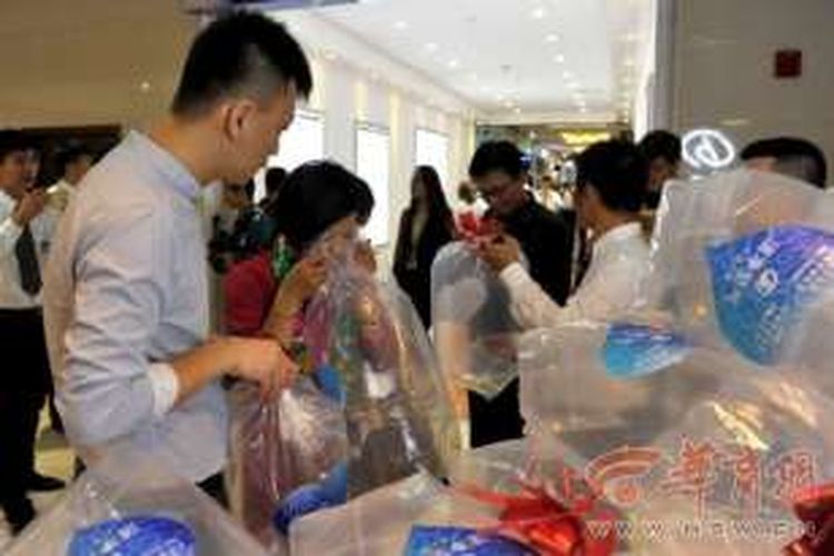 Warga kota Xi'an, China sangat antusias membeli udara segar yang dijual di salah satu pusat perbelanjaan tersebut.