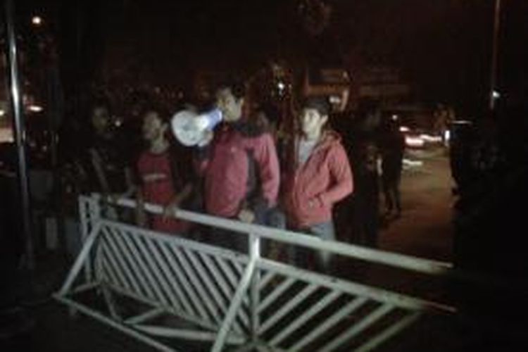 Belasan mahasiswa dan masyarakat mendemo kantor PT PLN Sultan Batara di Jl Hertasning, Makassar, Senin (14/10/2013) malam.
