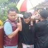 Warga Tandu Orang Sakit Saat Banjir yang Rendam Ratusan Rumah di Tasikmalaya