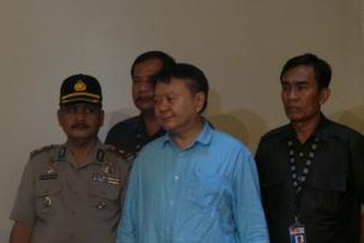 Buronan Komisi Pemberantasan Korupsi Anggoro Widjojo mengenakan kemeja biru di Gedung KPK, Jakarta,  Kamis (30/1/2014) malam.