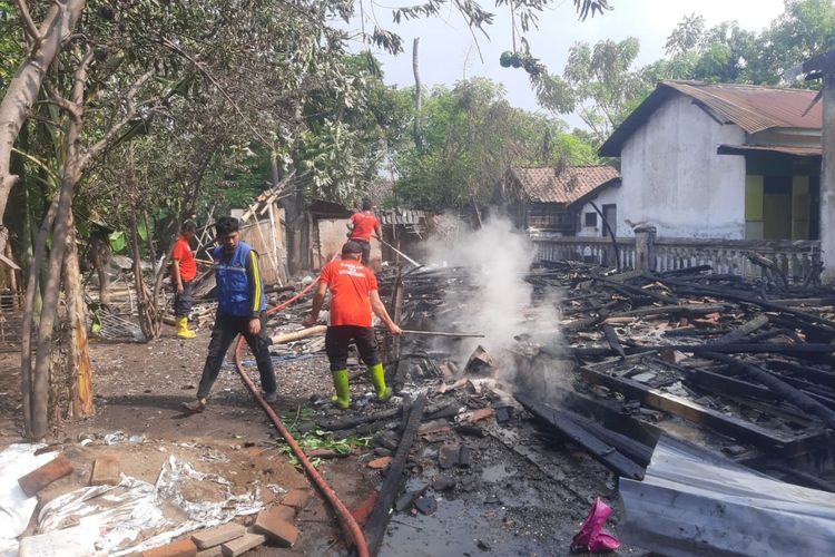 Foto: Sebuah rumah dan bangunan TK Aisyiah 2 yang berada di Desa Paowan, Kecamatan Panarukan, Kabupaten Situbondo, Provinsi Jawa Timur mengalami kebakaran pada Senin (16/6/2025). 
