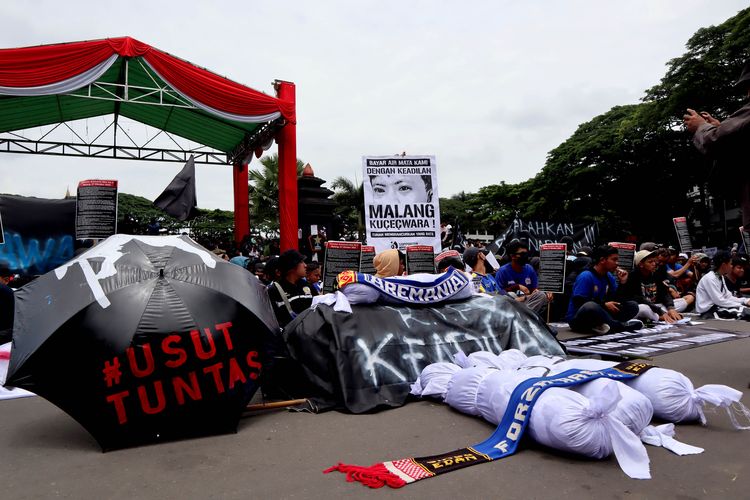 Ribuan suporter Arema FC, Aremania melakukan aksi menuntut penegakan hukum yang adil terkait Tragedi Kanjuruhan yang menelan 135 korban meninggal di Kota Malang, Kamis (27/10/2022) siang.
