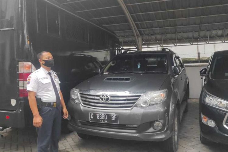 Petugas Kejari Grobogan, Jawa Tengah menunjukkan barang sitaan, mobil Toyota Fortuner milik Kusdi, tersangka mark up anggaran pengadaan lahan Perum Bulog di Desa Mayahan, Kecamatan Tawangharjo, Minggu (31/1/2021).