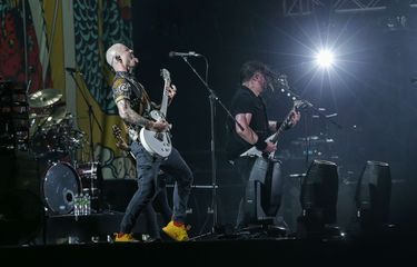 Grup band heavy metal Trivium tampil di panggung Hammersonic Festival 2023 di Pantai Carnaval Ancol, Jakarta Utara,  Minggu (19/3/2023). Vokalis Trivium, Matthew Kiichi Heafy mengenakan batik dan jersey Timnas Indonesia saat tampil di Hammersonic 2023.
