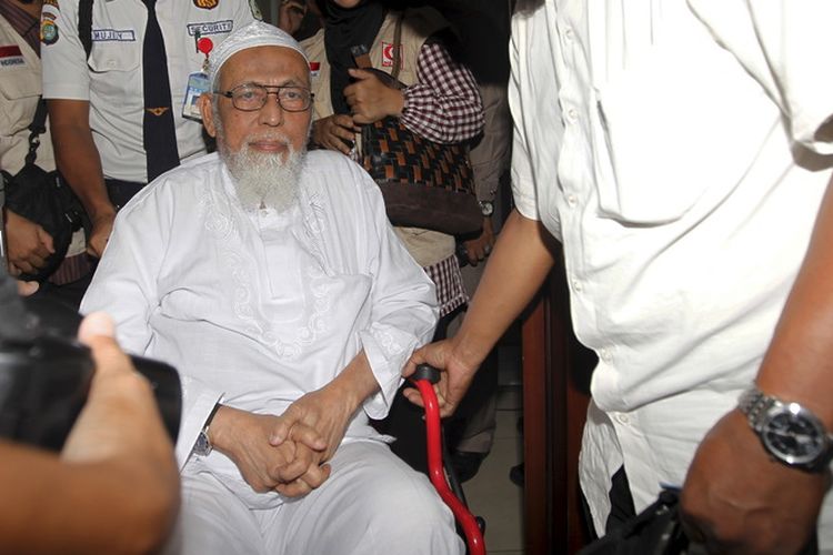 Amir Jamaah Anshorut Tauhid Abu Bakar Baasyir keluar dari ruang pemeriksaan Rumah Sakit Mata Aini, Setiabudi, Jakarta Selatan, Rabu (29/2/2012). Terpidana perkara terorisme ini menjalani pemeriksaan mata di Rumah Sakit Aini dan rencananya akan menjalani operasi pada mata kanannya. 