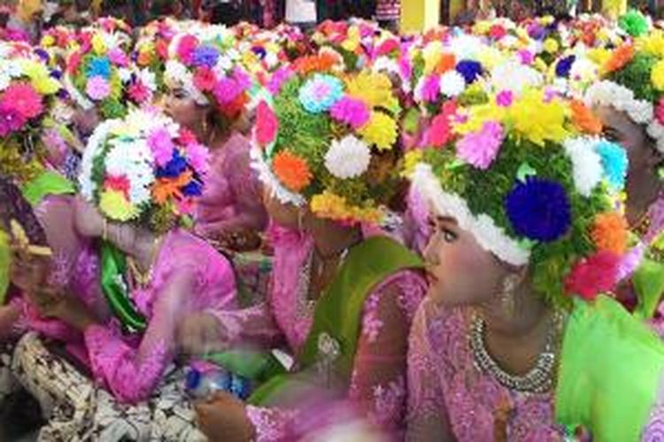 Gadis-gadis berpakaian kebaya dengan hiasan bunga warna-warni di kepala bersiap mengikuti upacara ngarot di Desa Lelea, Kabupaten Indramayu, Jawa Barat, Rabu (25/11/2015).