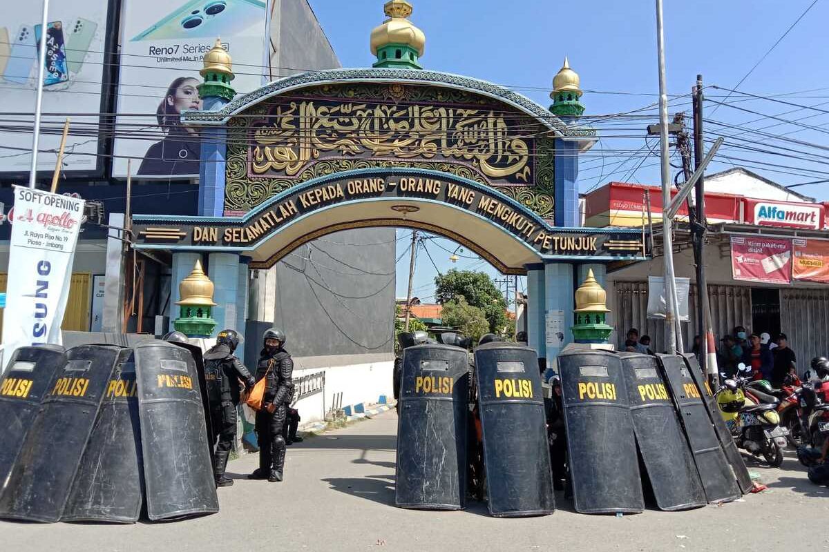 Petugas gabungan dari Polda Jatim dan Polres Jombang melakukan upaya jemput paksa terhadap MSA, tersangka kasus pencabulan, Kamis (7/7/2022)