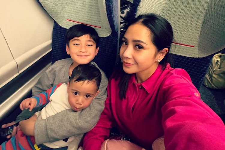 Nagita Slavina bersama kedua anaknya, Rafathar dan Rayyanza.