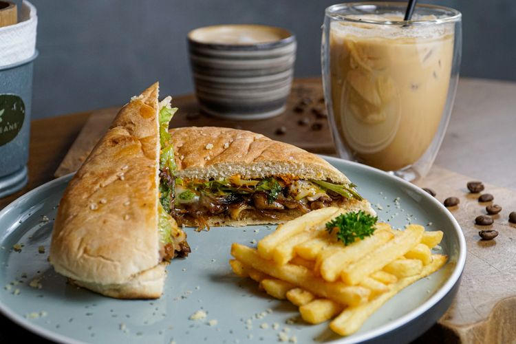 Pulled Roast Beef Sandwich, salah satu menu andalan di Canabeans Alam Sutera. 