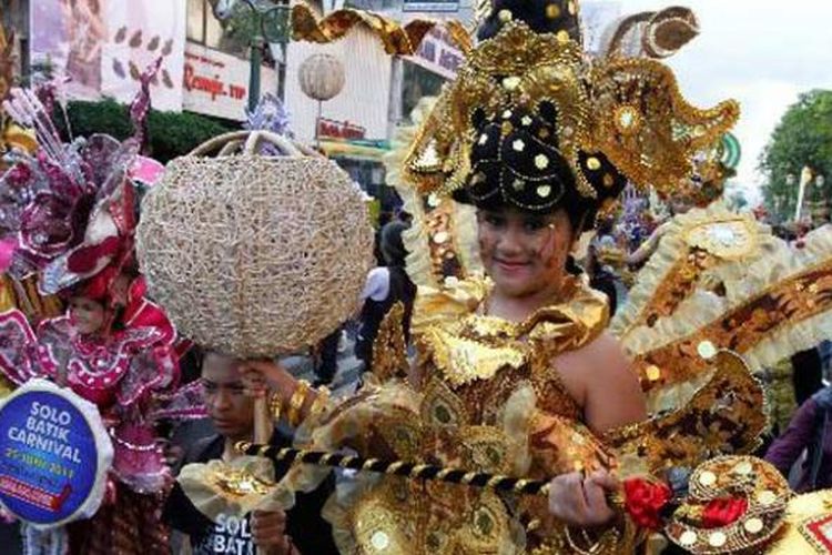 Peserta pawai yang berasal dari Solo Batik Carnival (SBC) memamerkan kostum-kostum batiknya saat digelar Pawai Festival Kesenian Yogyakarta (FKY) 2011 di Jalan Malioboro, Kota Yogyakarta, DI Yogyakarta, Senin (20/6/2011). 