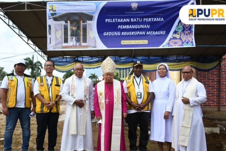 Peletakan batu pertama pembangunan gedung Keuskupan Merauke di Jalan Raya Mandala, Kabupaten Merauke, Provinsi Papua pada Minggu (26/6/2022).