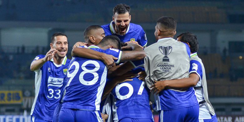 Para pemain Persib Bandung merayakan gol Saddil Ramdani yang ia cetak di laga Persib Bandung vs Lion City Sailors di matchday pertama Grup G AFC Champions League 2, Kamis (18/9/2025)