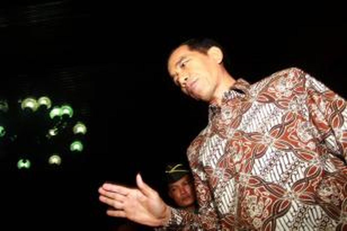 Presiden RI Jokowi Widodo mengelar jumpa pers di Komplek Istana Negara, Jalan Medan Merdeka Utara, Gambir Jakarta Pusat, Rabu(14/1/2015). Selain mengumumkan penemuan bandan pesawat AirAsia QZ8501 juga pengumumkan sikap pemerintah yang menghormati keputusan hukum KPK dan keputusan politik DPR terhadap Calon Kapolri Komjen Pol Budi Gunawan hingga keputusan rapat Paripurna DPR.  