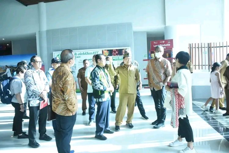 Foto : Menteri Luar Negeri Republik Indonesia, Retno Lestari Priansasri Marsudi, bersama Sekjen Kementerian Luar Negeri Cecep Herawan, melakukan kunjungan kerja ke Labuan Bajo, Kabupaten Manggarai Barat, NTT, pada Selasa (2/1/2022). 