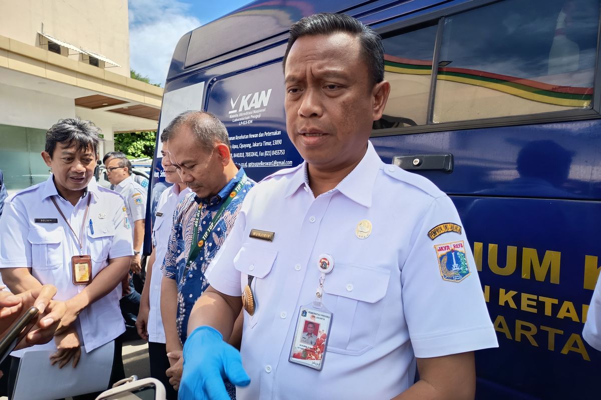 Wali Kota Jakarta Timur Munjirin di Swalayan TipTop Duren Sawit, Rabu (17/12/2025) ketika memberikan keterangan terkait tingginya angka kekerasan di wilayahnya.