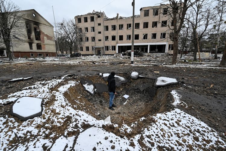 Pangkalan militer di Brovary, luar Kyiv, yang hancur diserang dalam perang Rusia vs Ukraina terkini pada 1 Maret 2022. AS belakangan mengumumkan akan memberikan dana besar ke Ukraina untuk membersihkan ranjau yang dipasang Rusia.