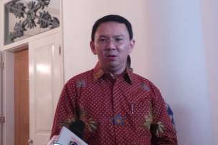 Gubernur DKI Jakarta Basuki Tjahaja Purnama saat melakukan wawancara dengan wartawan, di Balai Kota DKI Jakarta, Kamis (4/8/2016).