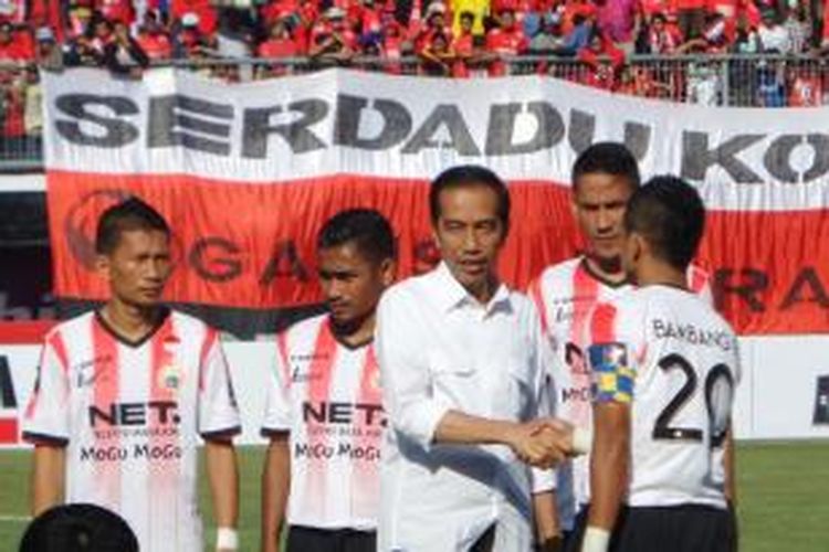 Presiden Joko Widodo saat berjabat tangan dengan kapten Persija Jakarta, Bambang Pamungkas, pada pertandingan perdana Piala Presiden 2015 di Stadion I Wayan Dipta, Gianyar, Bali, Minggu (30/8/2015). 