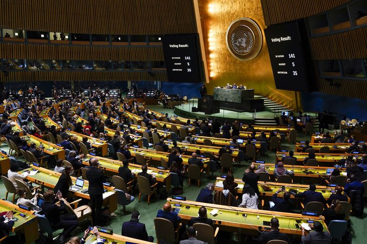Hasil pemungutan suara resolusi mengenai Ukraina ditampilkan dalam rapat darurat Majelis Umum PBB di markas besar PBB, Rabu, 2 Maret 2022.