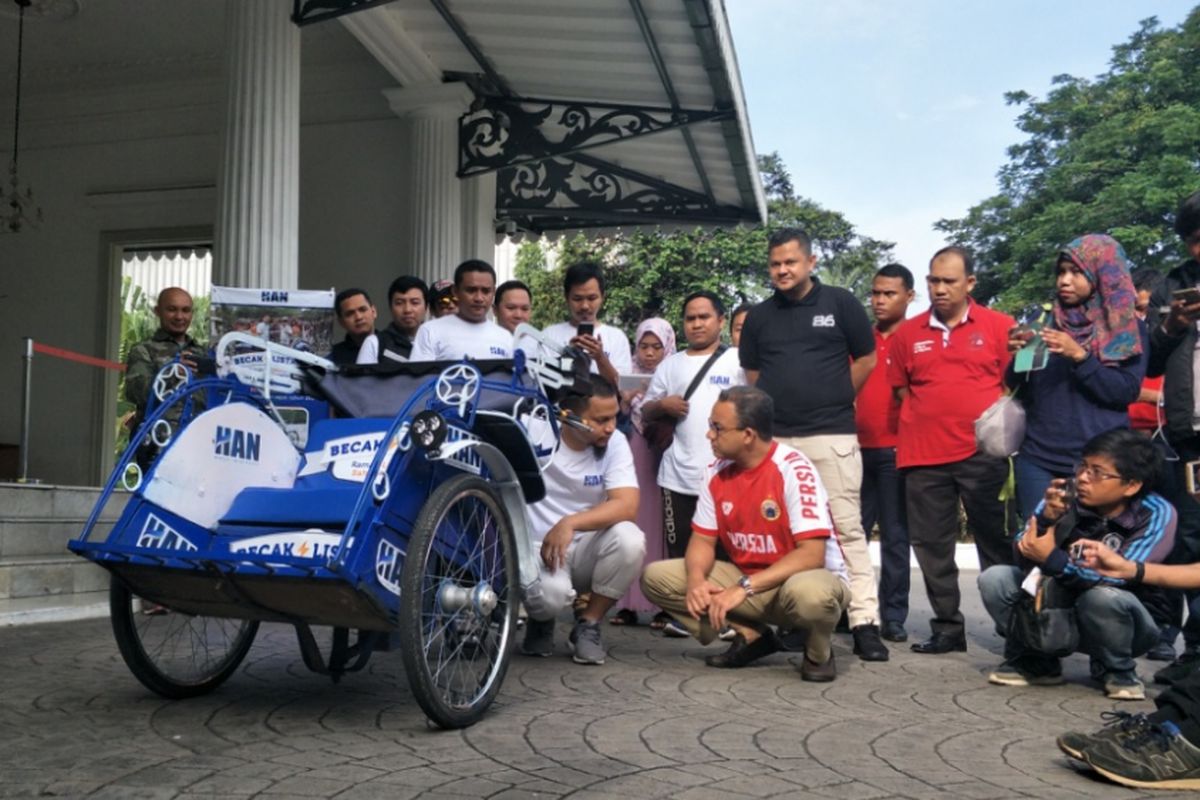 Anggota Komisi I DPR yang juga merupakan   anak tertua dari mantan Ketua MPR?RI, Amien Rais, Hanafi Rais membawa sebuah becak listrik ke Balai Kota DKI Jakarta, Minggu (11/3/2018).