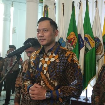 Menteri Agraria dan Tata Ruang/Kepala Badan Pertanahan Nasional (ATR/BPN) Agus Harimurti Yudhoyono (AHY) usai meresmikan Implementasi Layanan Elektronik di Gedung Sate, Kota Bandung, Jawa Barat, Minggu (9/6/2024).