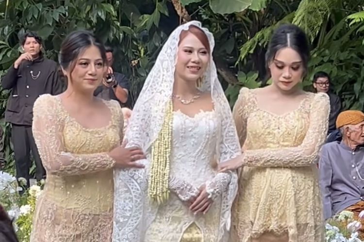 Penampilan Nadine Amizah dalam hari pernikahannya yang digelar di Imah Seniman, Bandung, Jawa Barat.