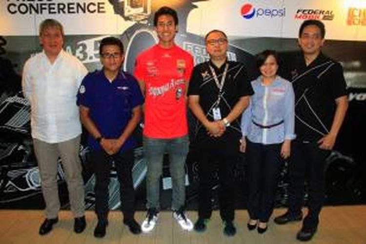 Sean Gelael dan Tim Jagonya Ayam with Carlin: Sean Gelael (ketiga dari kiri) bersama Media Partner dan Sponsor utama (dari kiri ke kanan) Ricardo Gelael, Boy Noya (Metro TV), Buyung Wijaya Kusuma (Kompas TV), Marcella Dewi, GM Marketing PT Fast Food Indonesia, dan Ian Satriadhi. 
