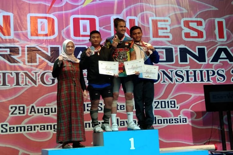 Atlet asal Banten Rizki Juniansyah (dua dari kanan) meraih tiga medali emas di kelas 67 kg youth putra The 2nd Indonesia International Weightlifting Championships 2019 di GOR Tri Lomba Juang, Semarang, Senin (2/9/2019).